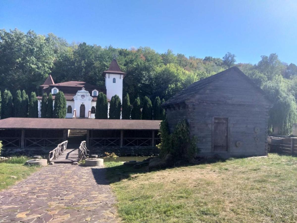 Готельний комплекс Трапезна Суботів Екстер'єр фото