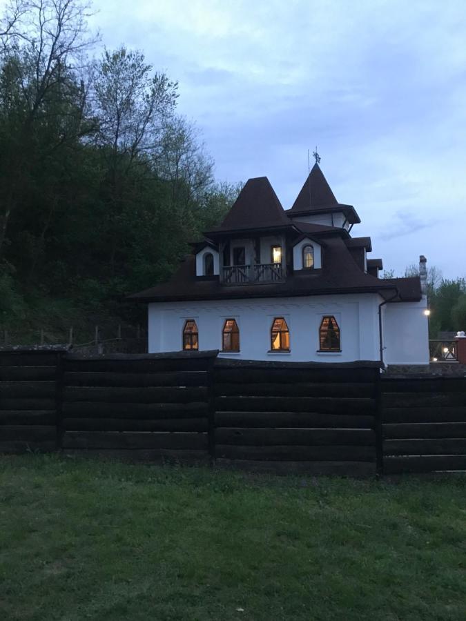 Готельний комплекс Трапезна Суботів Екстер'єр фото